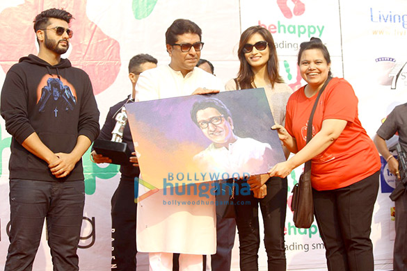 Arjun Kapoor & Raj Thackeray grace the Lokhandwala Marathon Arjun Kapoor & Raj Thackeray grace the Lokhandwala Marathon