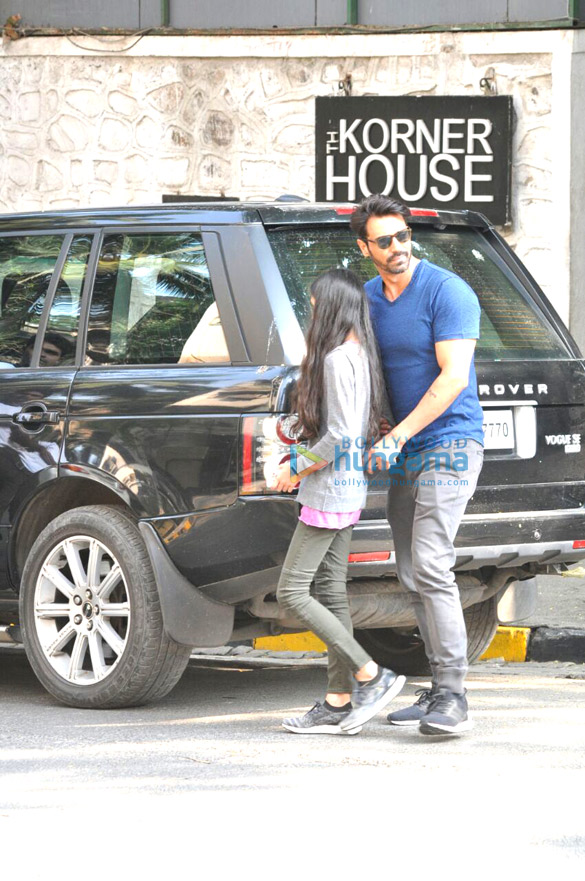 arjun rampal snapped with his daughter 3