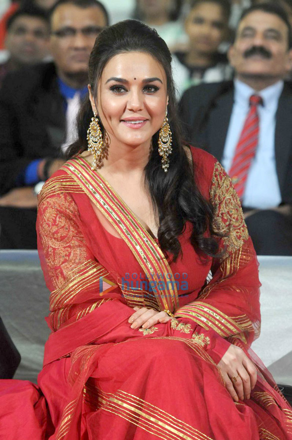 bollywood celebs perform at umang 18