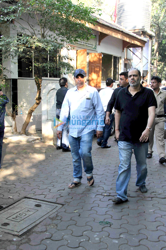 Celebs attend Abis Rizvi’s funeral ceremony Celebs attend Abis Rizvi’s funeral ceremony