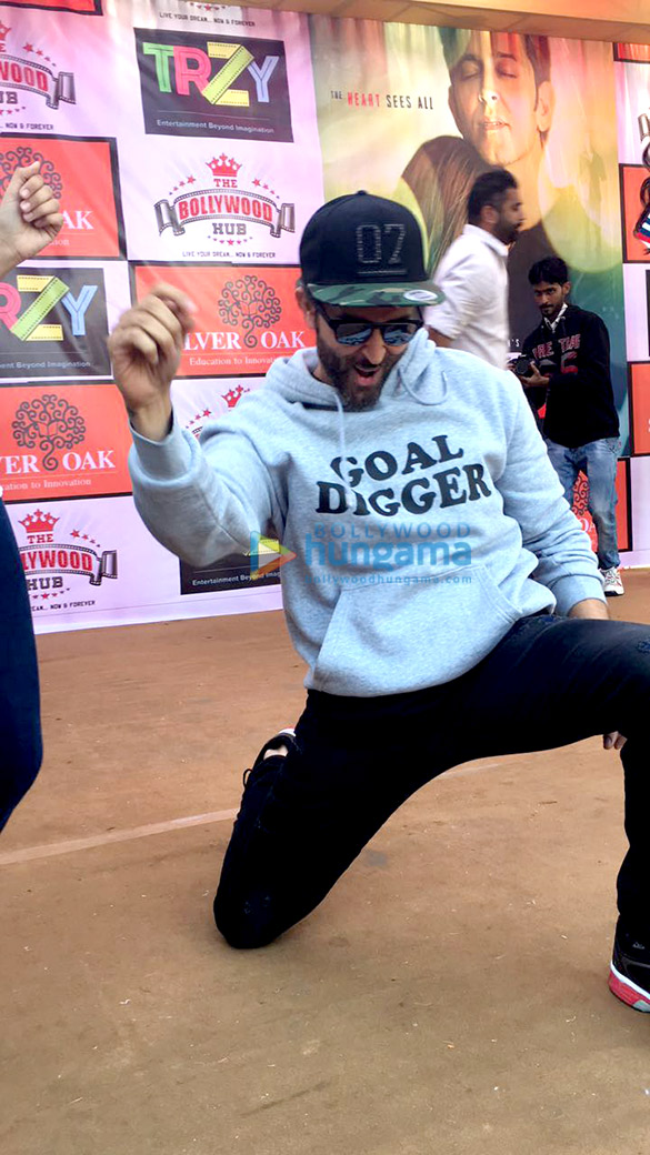hrithik roshan and yami gautam visit silver oak college in ahmedabad 2