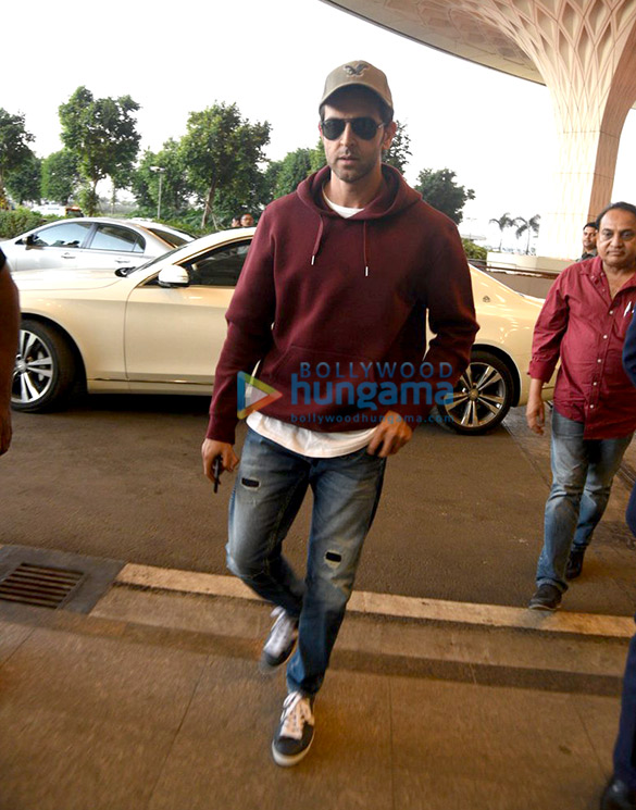 hrithik roshan departs for kaabil promotions in dubai 5