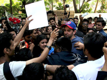 Hrithik Roshan snapped meeting his fans on his birthday