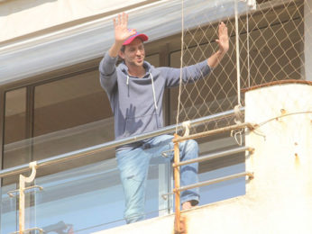 Hrithik Roshan snapped meeting his fans on his birthday