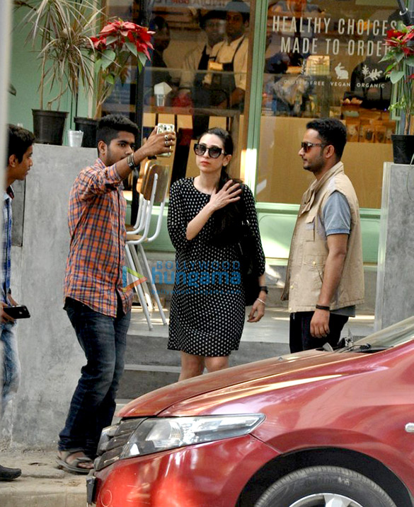 karisma kapoor amrita arora anu diwan snapped post lunch at kitchen garden 5