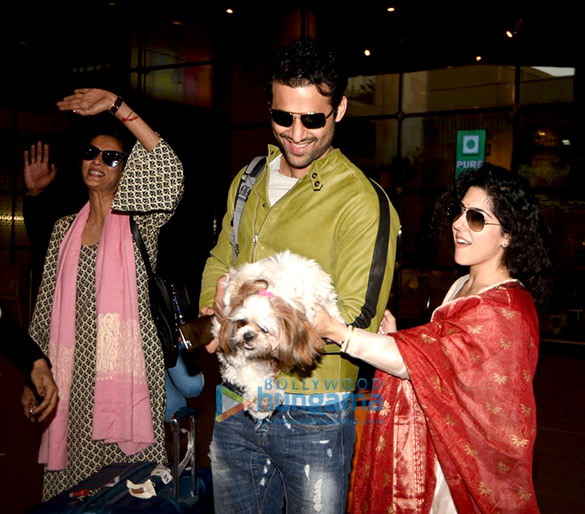 priyanka chopra sophie choudry manish malhotra snapped at the airport 4