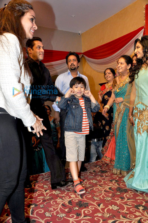 salman khan and family snapped at his driver deepak singhs sons wedding 16