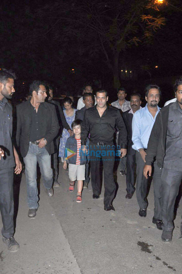 salman khan and family snapped at his driver deepak singhs sons wedding 4