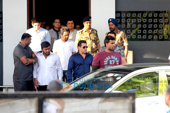 salman khan arrives back from jodhpur 3
