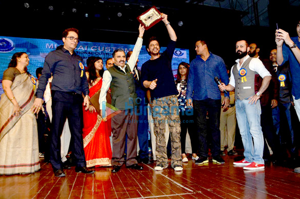 shah rukh khan salman khan karisma kapoor kangna ranaut and others celebrate international customs day 1
