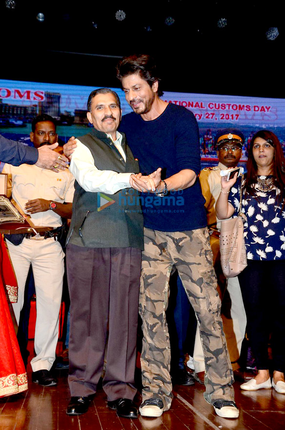 shah rukh khan salman khan karisma kapoor kangna ranaut and others celebrate international customs day 9