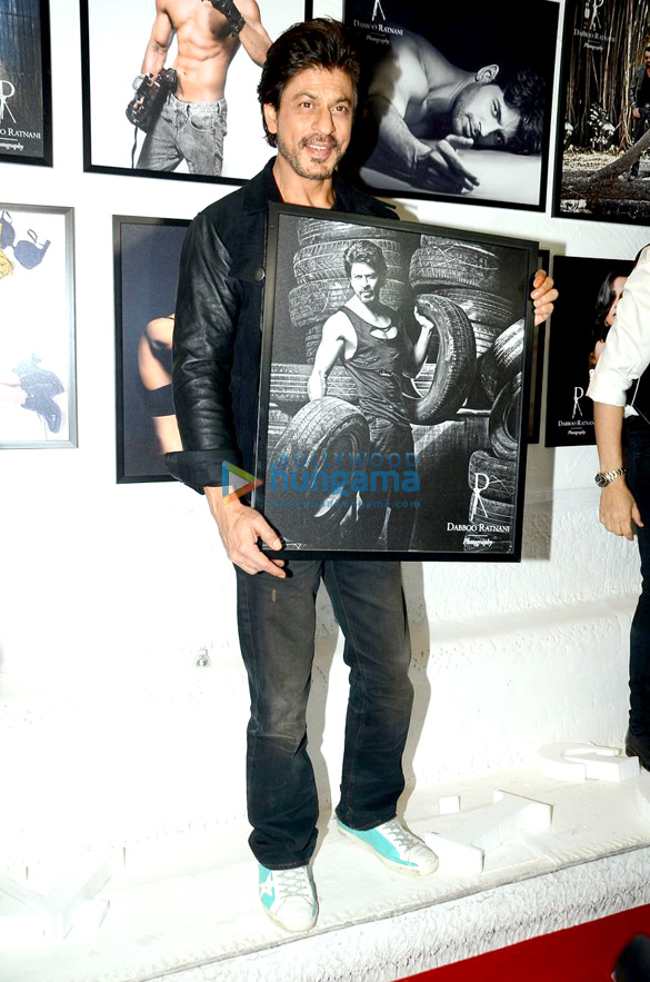 Shah Rukh Khan, Varun Dhawan, Kriti Sanon, Rekha and others grace the launch of Dabboo Ratnani’s calendar 2017 Shah Rukh Khan, Varun Dhawan, Kriti Sanon, Rekha and others grace the launch of Dabboo Ratnani’s calendar 2017