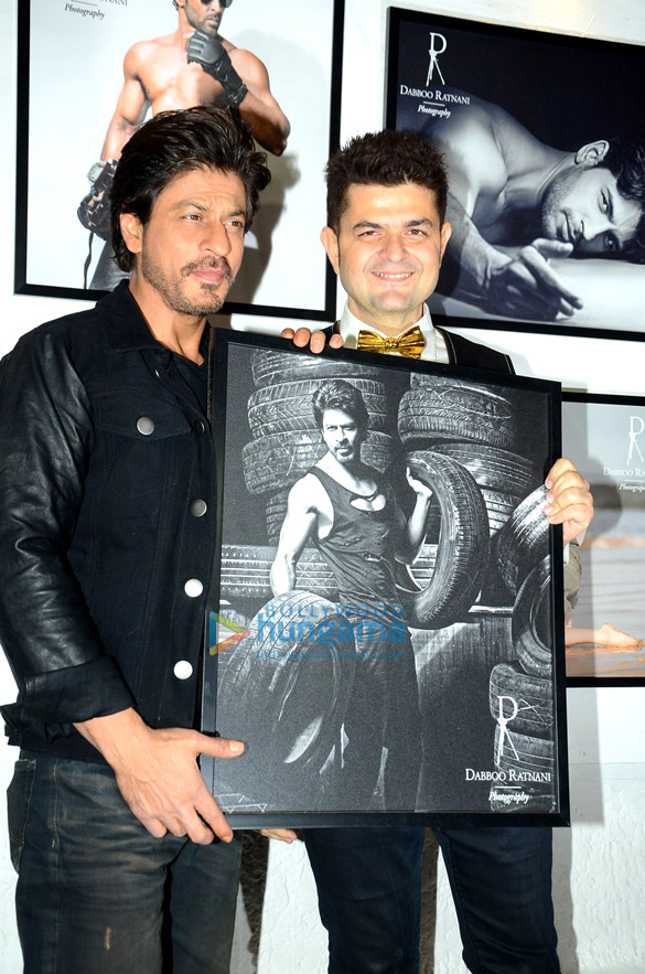 shah rukh khan varun dhawan kriti sanon rekha others grace the launch of dabboo ratnanis calendar 2017 7