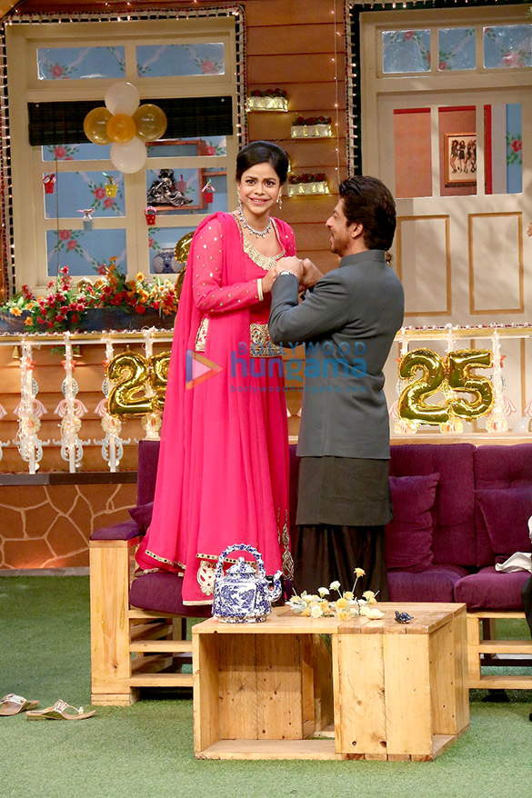shah rukh khan and nawazuddin siddiqui promote raees on the kapil sharma show 7