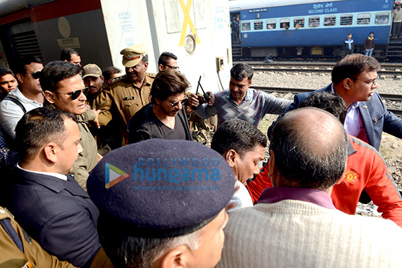 shah rukh khan arrives in delhi to promote raees 1