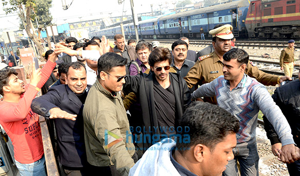 shah rukh khan arrives in delhi to promote raees 2