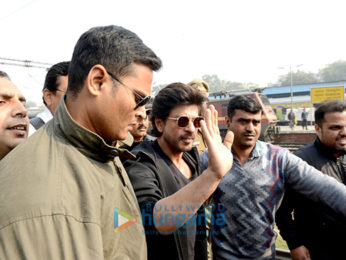 Shah Rukh Khan reaches Delhi from Mumbai via train to promote 'Raees'