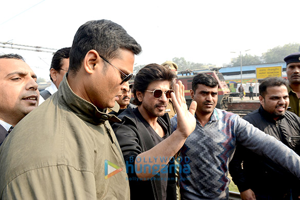 Shah Rukh Khan reaches Delhi from Mumbai via train to promote ‘Raees’ Shah Rukh Khan reaches Delhi from Mumbai via train to promote ‘Raees’