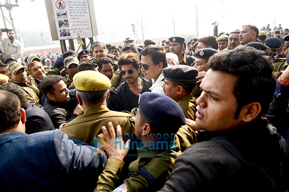 shah rukh khan arrives in delhi to promote raees 5