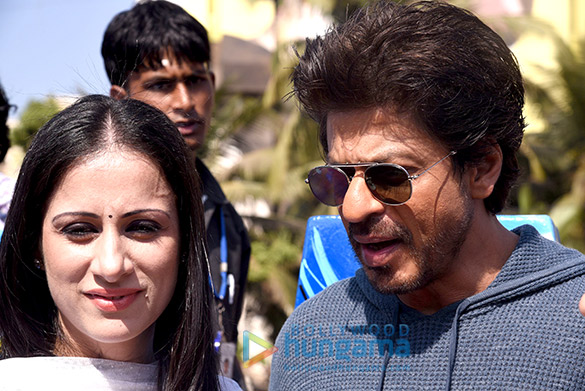 shah rukh khan launches bandra sculpture 1