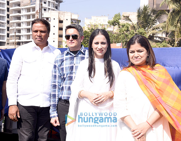 shah rukh khan launches bandra sculpture 2