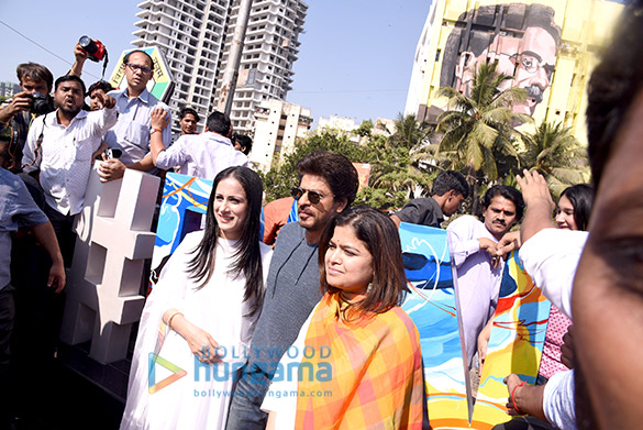 shah rukh khan launches bandra sculpture 3