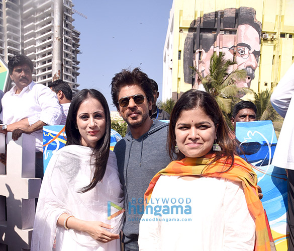 Shah Rukh Khan launches #Bandra sculpture