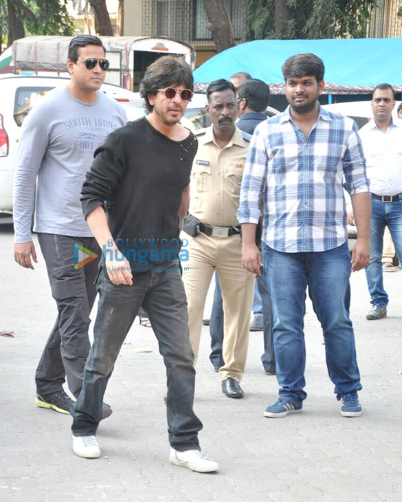 shah rukh khan promotes raees at mehboob studio 2