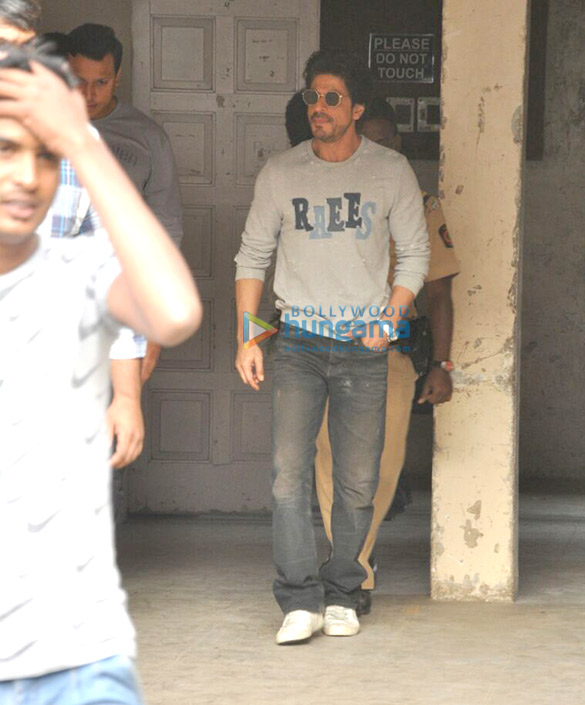 shah rukh khan promotes raees at mehboob studio 6