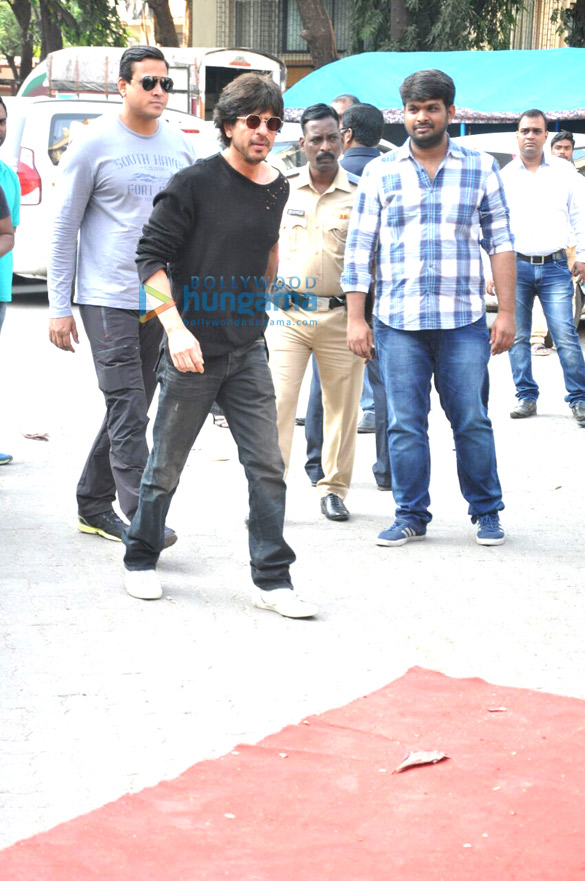 shah rukh khan promotes raees at mehboob studio in bandra 1