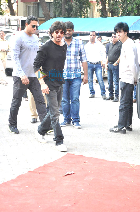 shah rukh khan promotes raees at mehboob studio in bandra 4