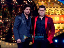 Shah Rukh Khan promotes ‘Raees’ on the sets of Salman Khan’s ‘Bigg Boss 10’
