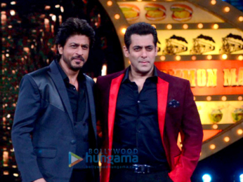 Shah Rukh Khan promotes 'Raees' on the sets of Salman Khan's Bigg Boss 10
