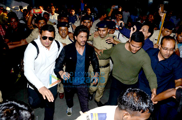 shah rukh khan snapped at bombay central as he departs for new delhi 5
