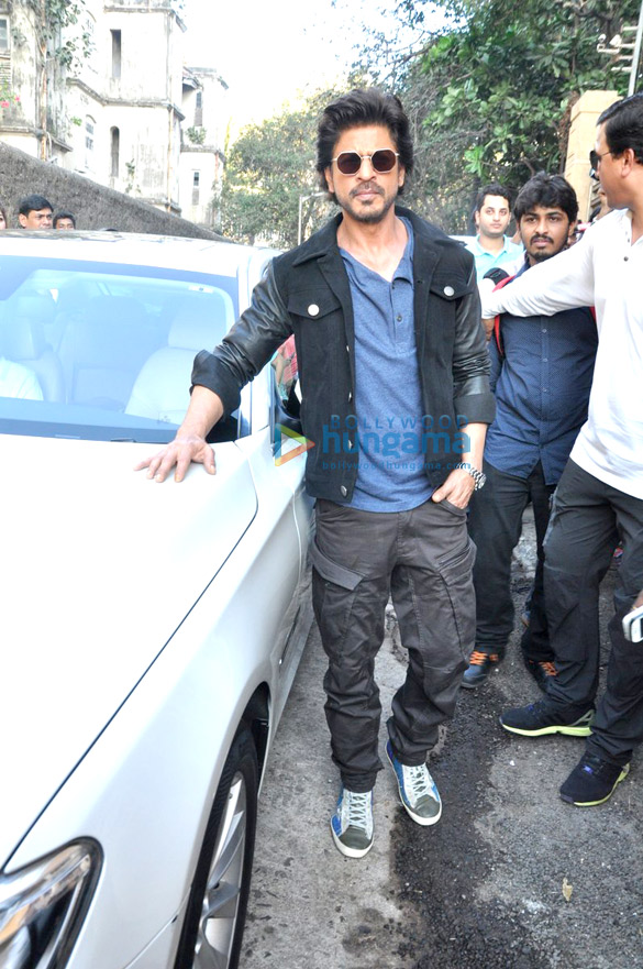 Shah Rukh Khan snapped at ‘Mannat’ during ‘Raees’ promotions Shah Rukh Khan snapped at ‘Mannat’ during ‘Raees’ promotions