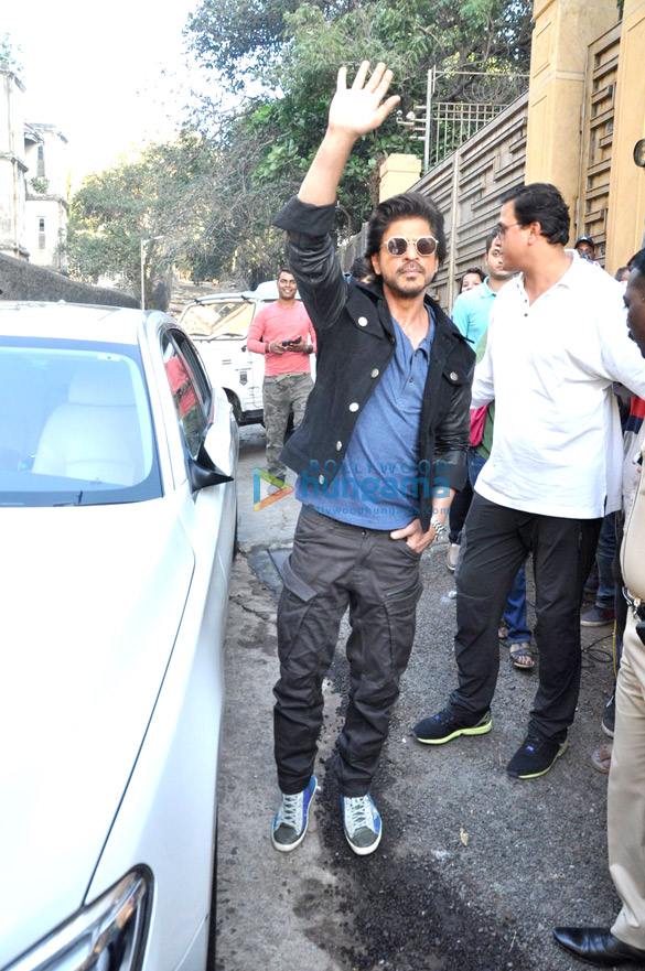shah rukh khan snapped at mannat for raees promotions 2
