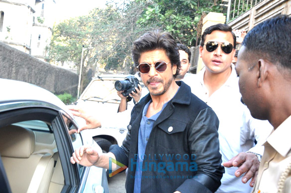 shah rukh khan snapped at mannat for raees promotions 3