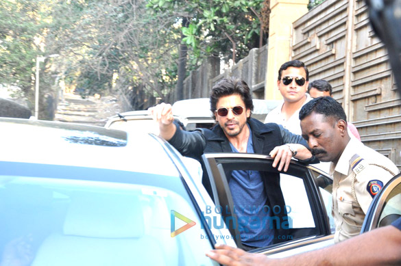 shah rukh khan snapped at mannat for raees promotions 4