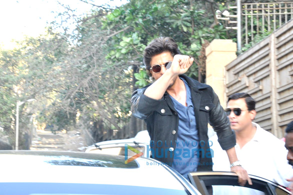 shah rukh khan snapped at mannat for raees promotions 7