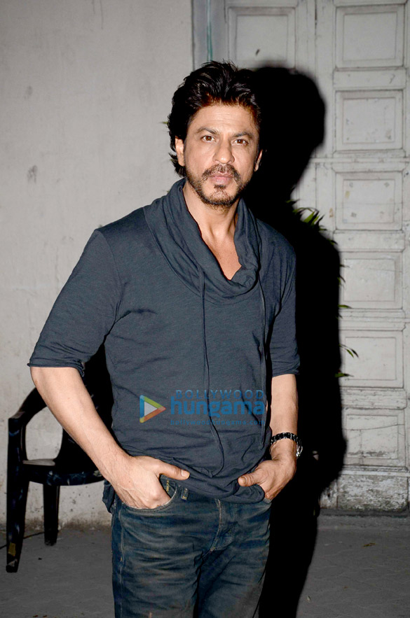 shah rukh khan snapped during raees promotions 2 2