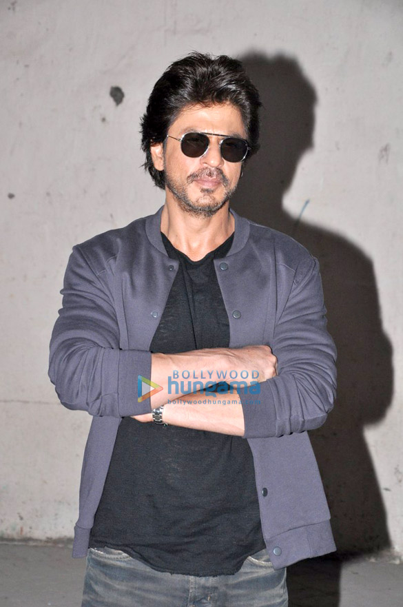 shah rukh khan snapped during raees promotions 3