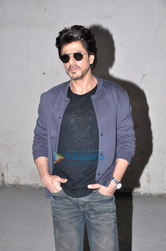 shah rukh khan snapped during raees promotions 5
