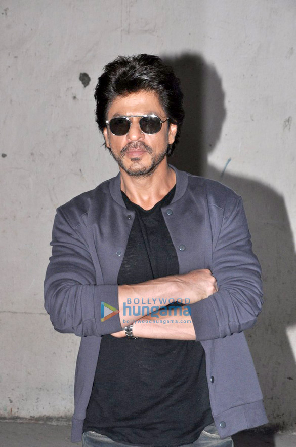 shah rukh khan snapped during raees promotions 6