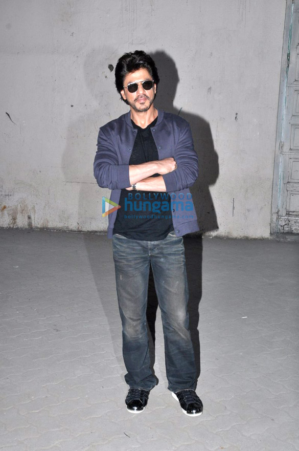 shah rukh khan snapped during raees promotions 7