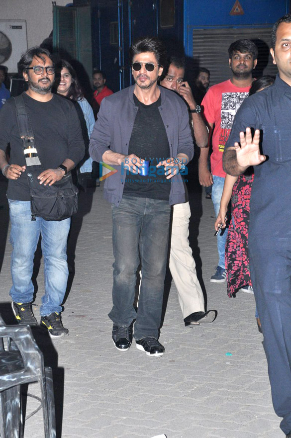 shah rukh khan snapped during raees promotions 9