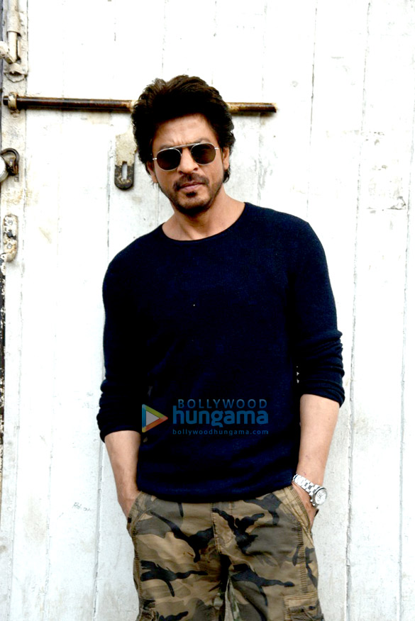 shah rukh snapped during raees promotions 1