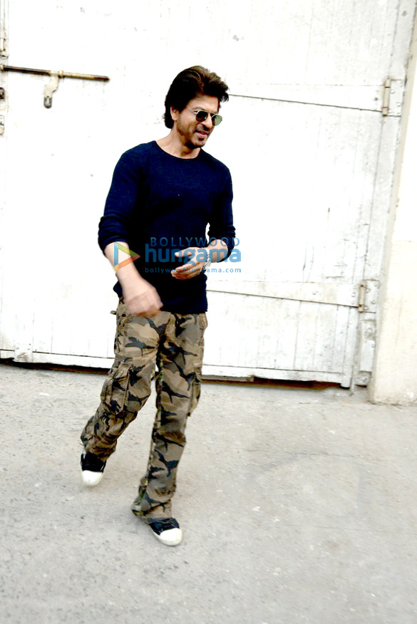 shah rukh snapped during raees promotions 7