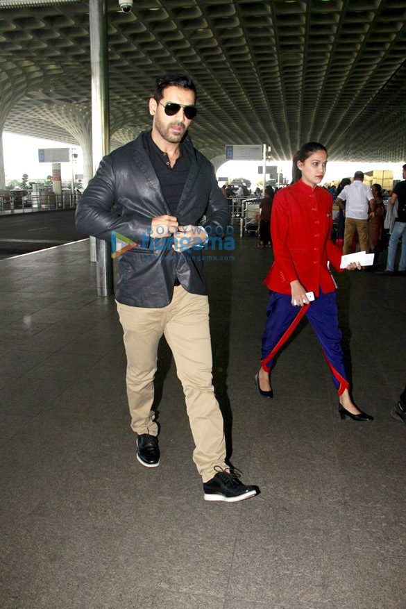 shahid kapoor mira rajput john abraham and others snapped at the airport 5
