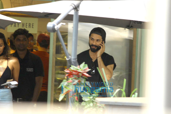 shahid kapoor snapped at the kitchen garden in bandra 3