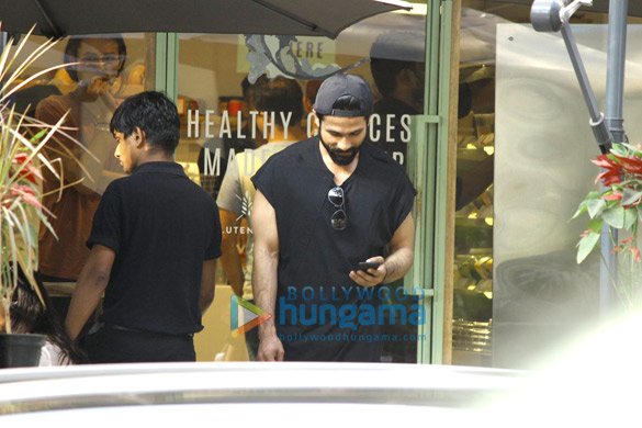 shahid kapoor snapped at the kitchen garden in bandra 4